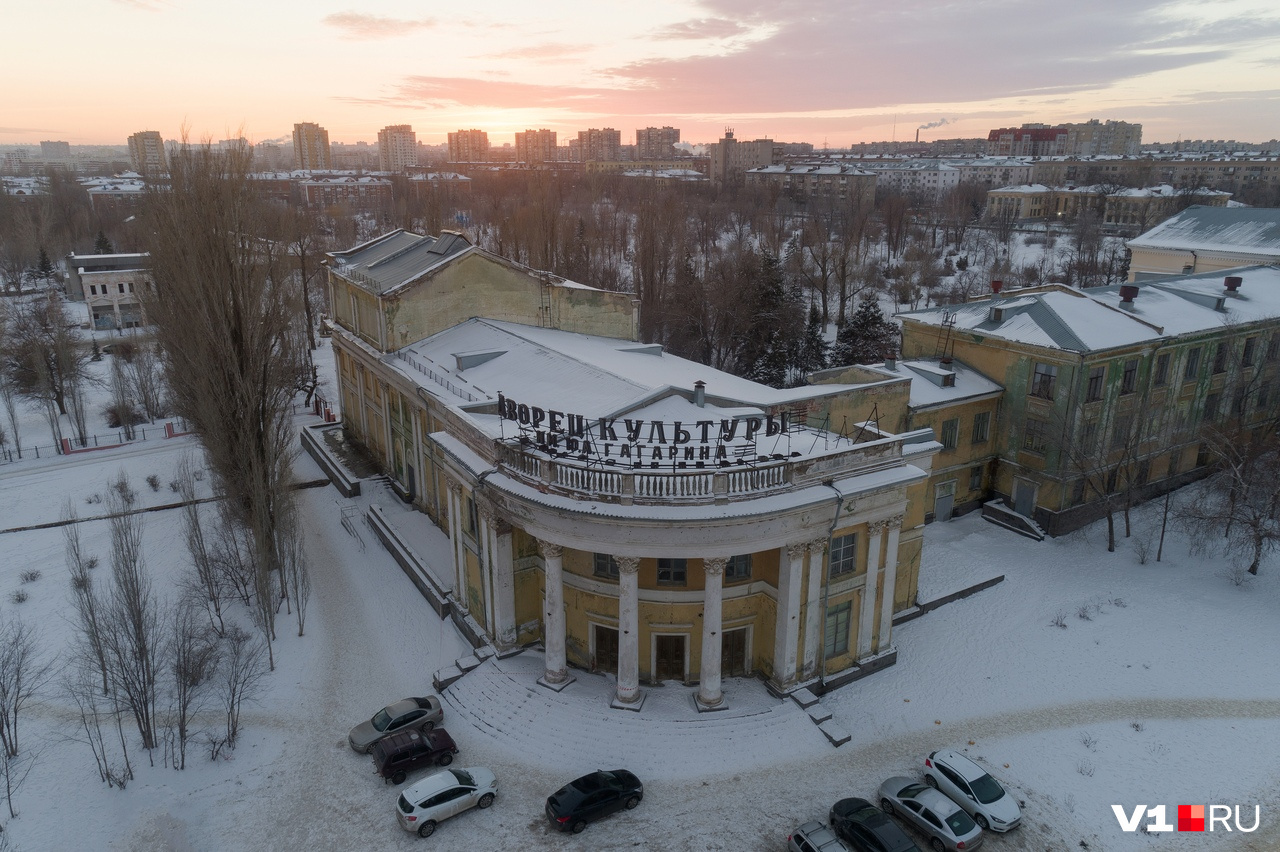 Дк гагарина кассы. ДК имени Ленина Волгоград Краснооктябрьский район. Волгоград Краснооктябрьский район с коптера. ДК Гагарина фото с подсветкой.