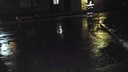«Течёт под дом»: в Ленинском районе вода залила дорогу между двумя девятиэтажками