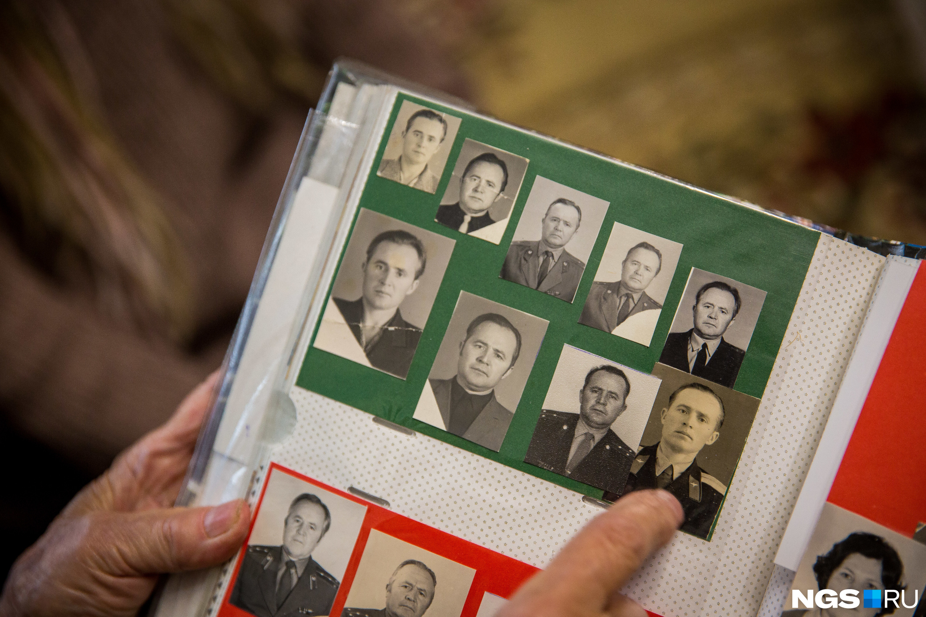 Валентина Дмитриевна раскладывает в семейных альбомах фото членов семьи по мере их взросления