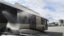 «Непрозрачные расходы»: челябинцев возмутил автобус с фанерой вместо стекла