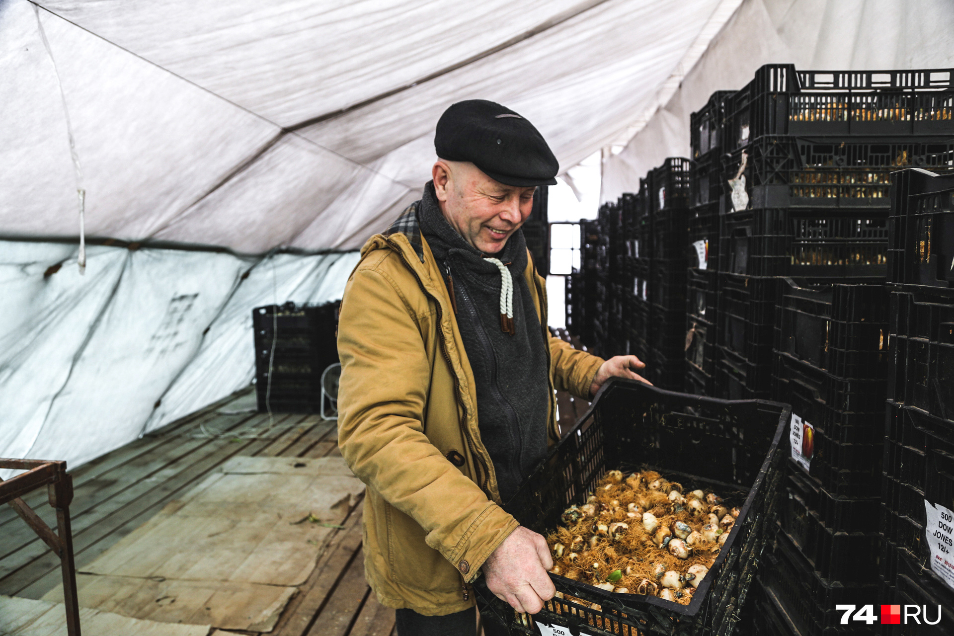 Каждую луковицу Олег заботливо собирает в Краснодарском крае, чтобы весной порадовать челябинок