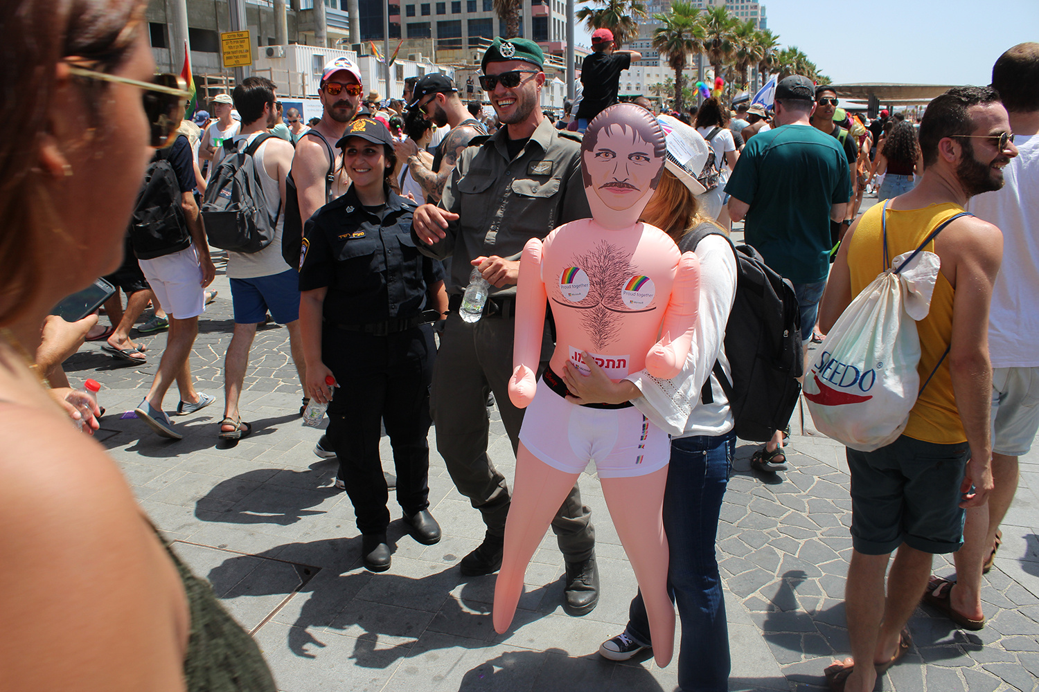 На
гей-фестивале в Тель-Авиве веселились все, даже полицейские и пограничники,
которые его охраняли