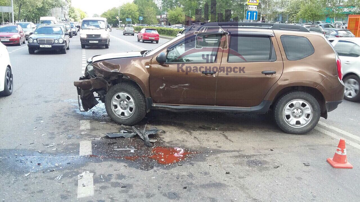 Водитель «Дастера» лихо выкатился под удар малолитражки в центре Красноярска