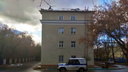Мужчина забрался на крышу дома рядом с площадью Станиславского: на место приехали силовики