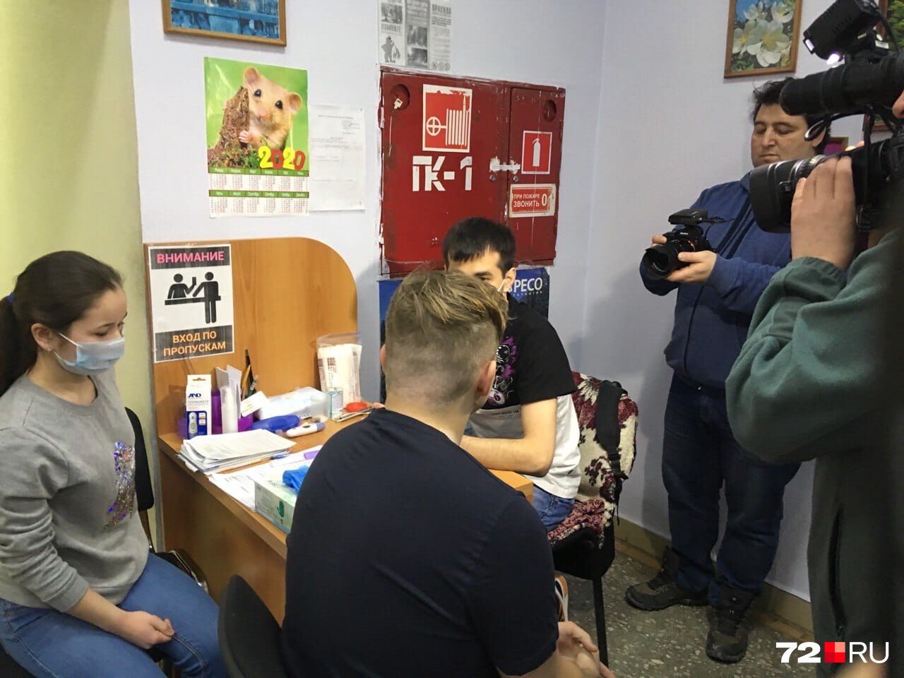 Студенты на камеру показывают, как измеряют температуру<br><br> Студенты на камеру показывают, как измеряют температуру<br><br>