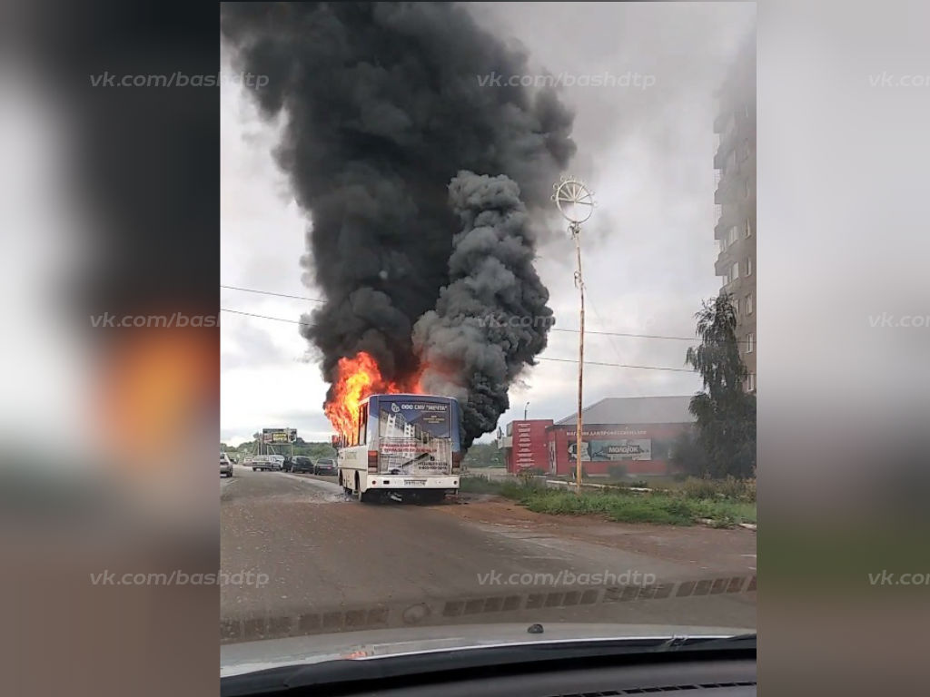 Автобус полыхал прямо на проезжей части Автобус полыхал прямо на проезжей части