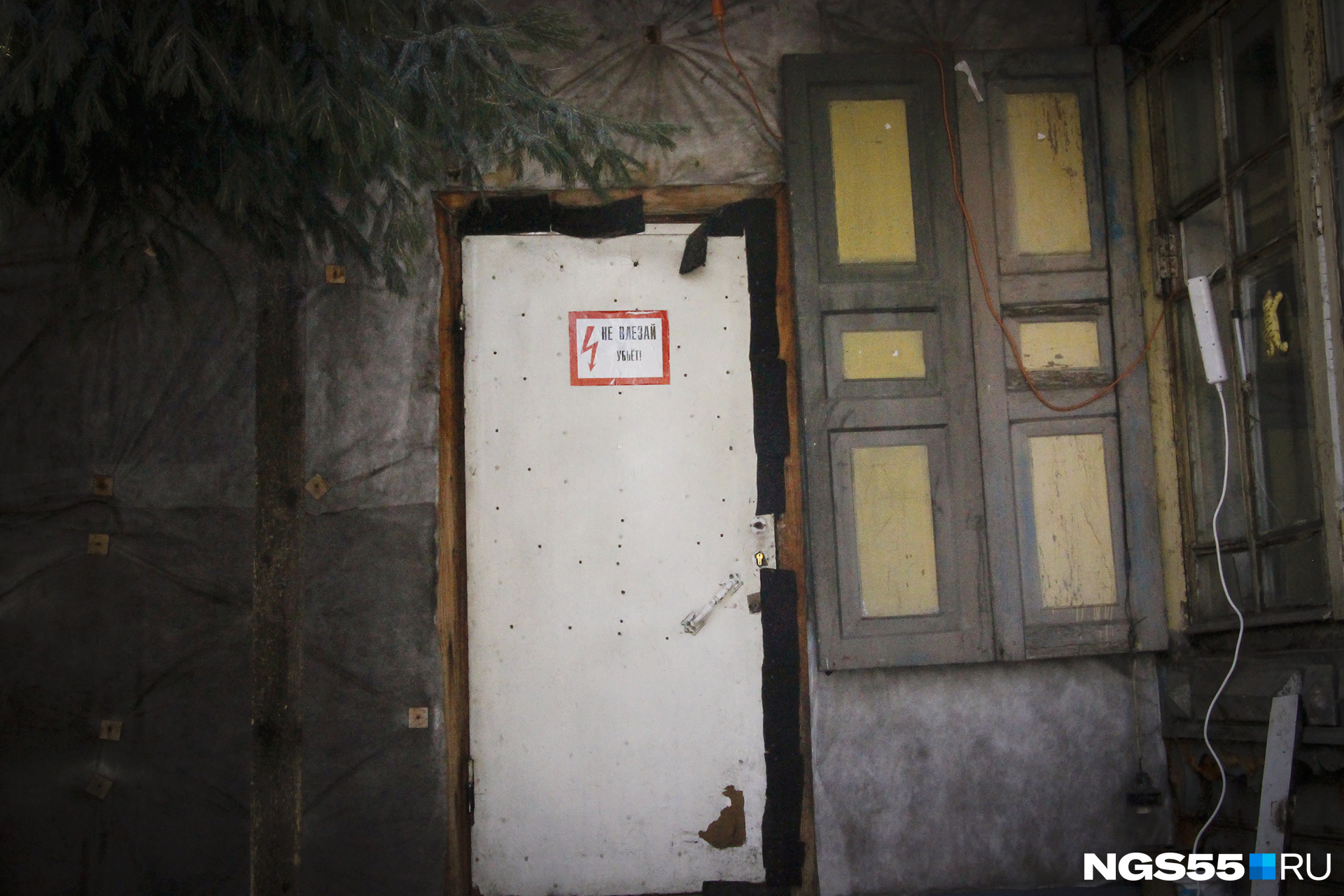 На двери в квартиру Суворовых висит недвусмысленная табличка с надписью «Не влезай — убьёт»