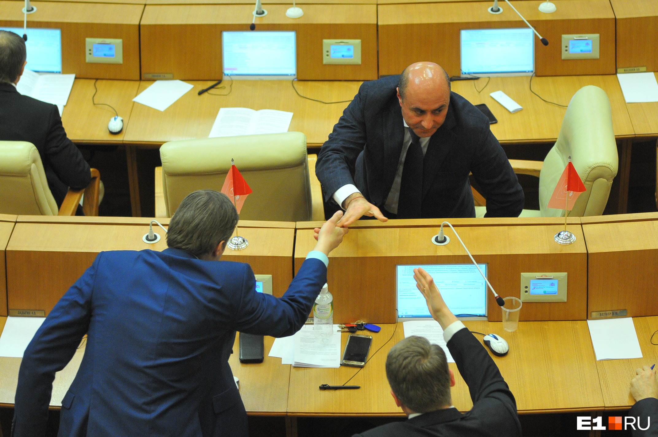 Сохранив мандат, Карапетян пожал руки всем депутатам, что сидели рядом с ним
