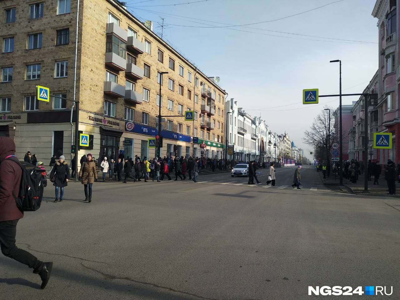 В центре повышенные правила безопасности, будьте готовы в любой момент предъявить содержимое сумочки В центре повышенные правила безопасности, будьте готовы в любой момент предъявить содержимое сумочки