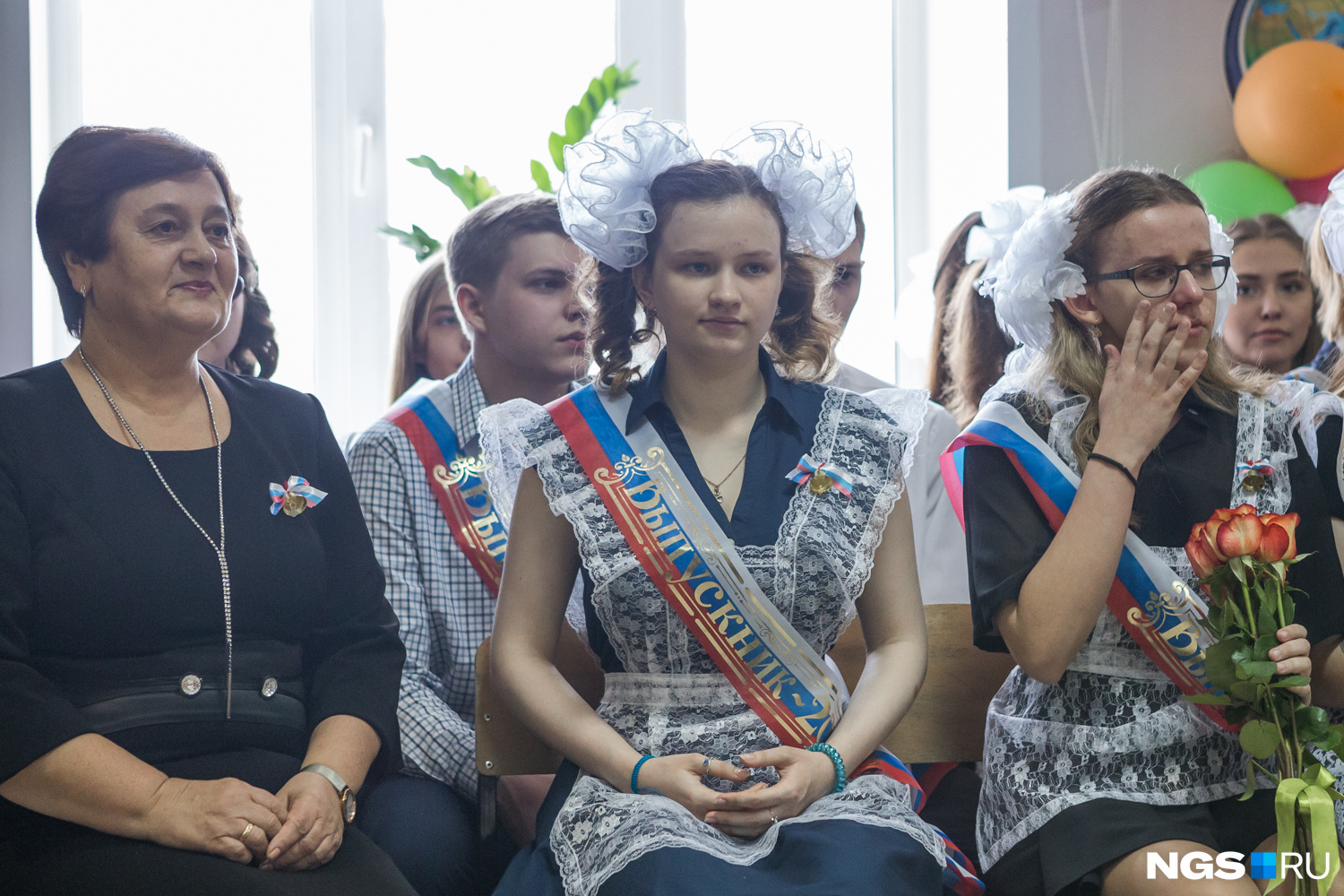 Выпускницы школы <nobr class="_">№ 99</nobr>. Фото Ольги Бурлаковой