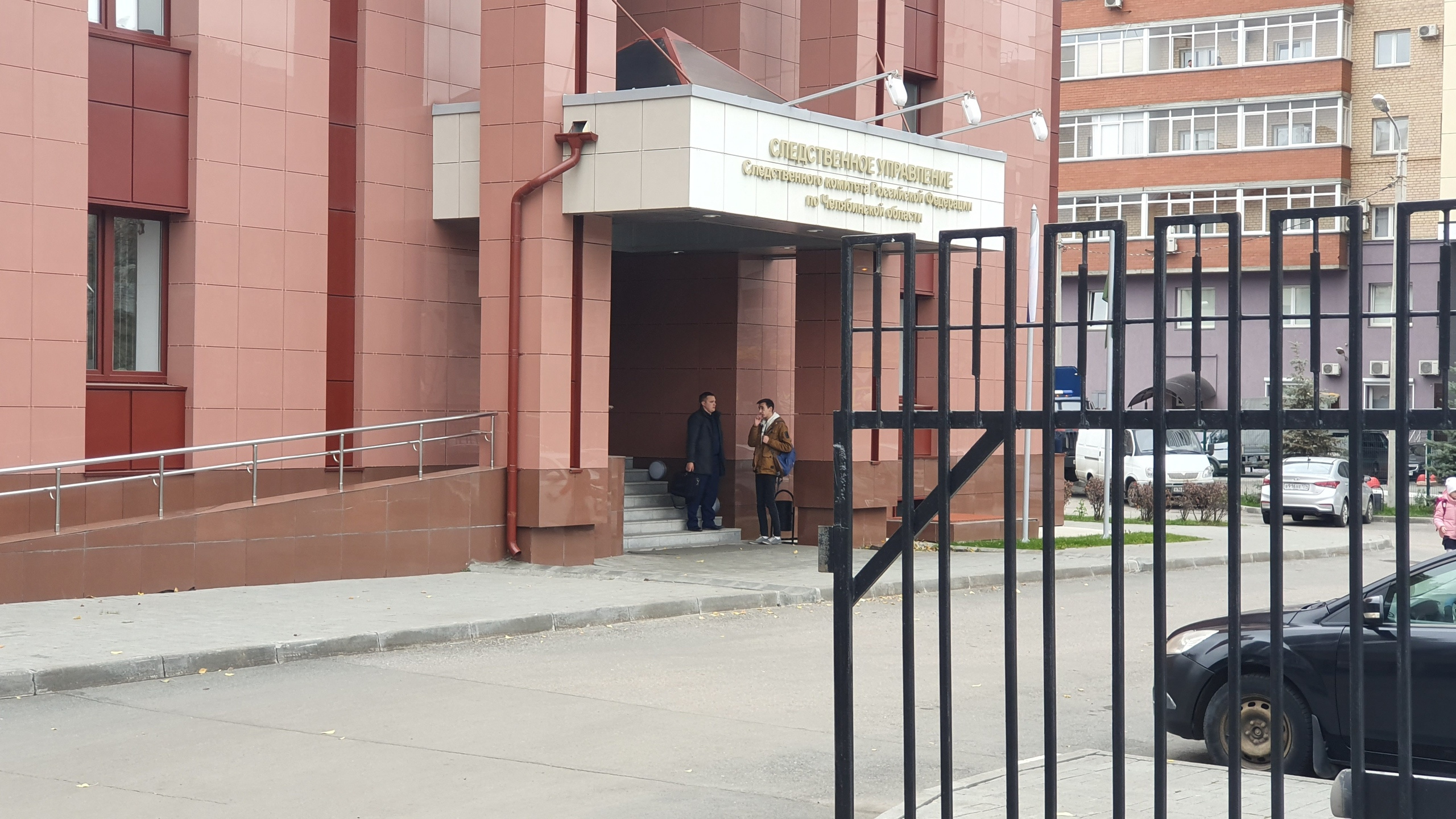 По дороге в Следственный комитет силовики заглянули в квартиру, где проживает Юрий Прудников По дороге в Следственный комитет силовики заглянули в квартиру, где проживает Юрий Прудников
