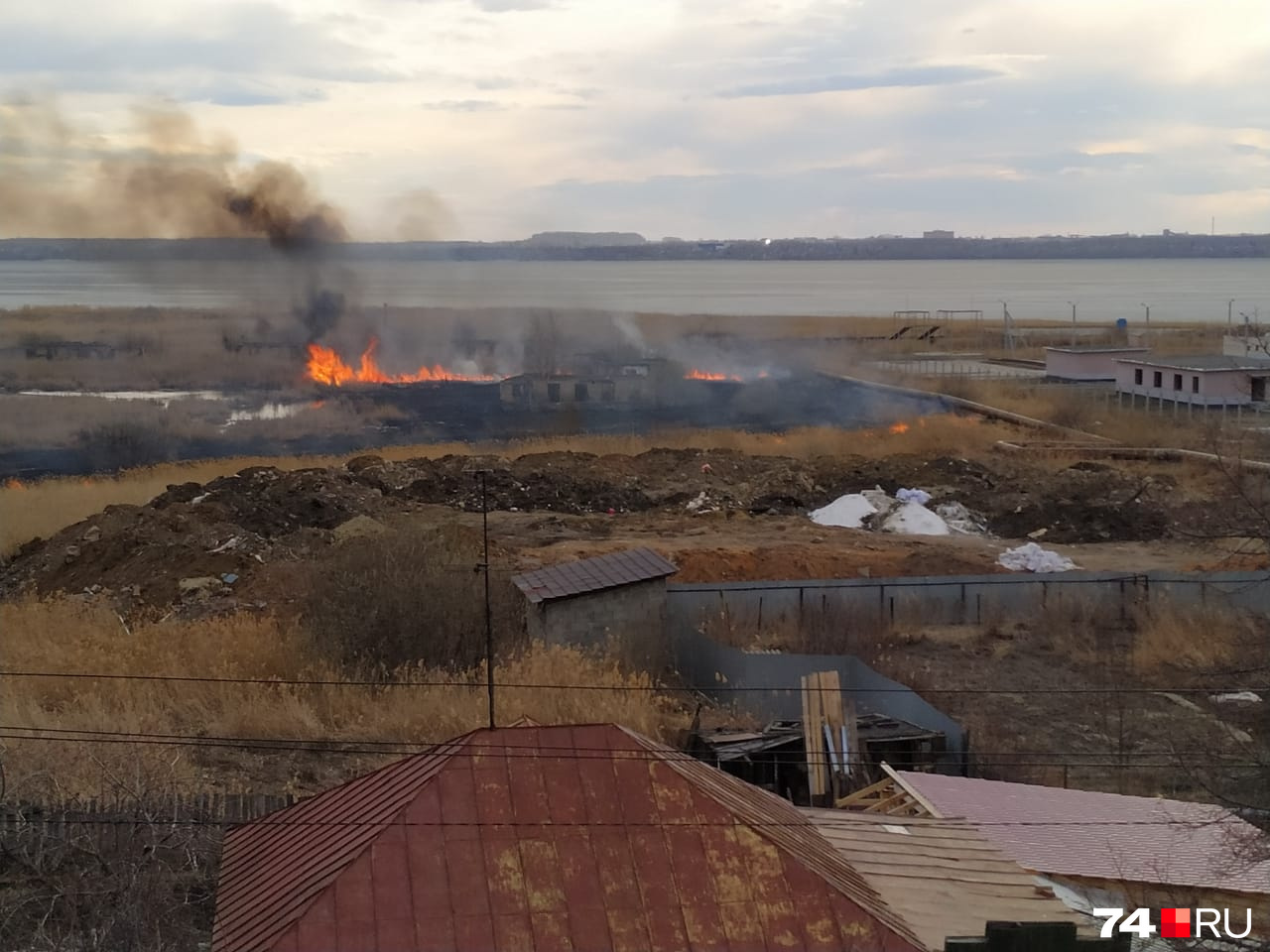 Огонь разгорелся вблизи полигона, где тренируются силовики Огонь разгорелся вблизи полигона, где тренируются силовики