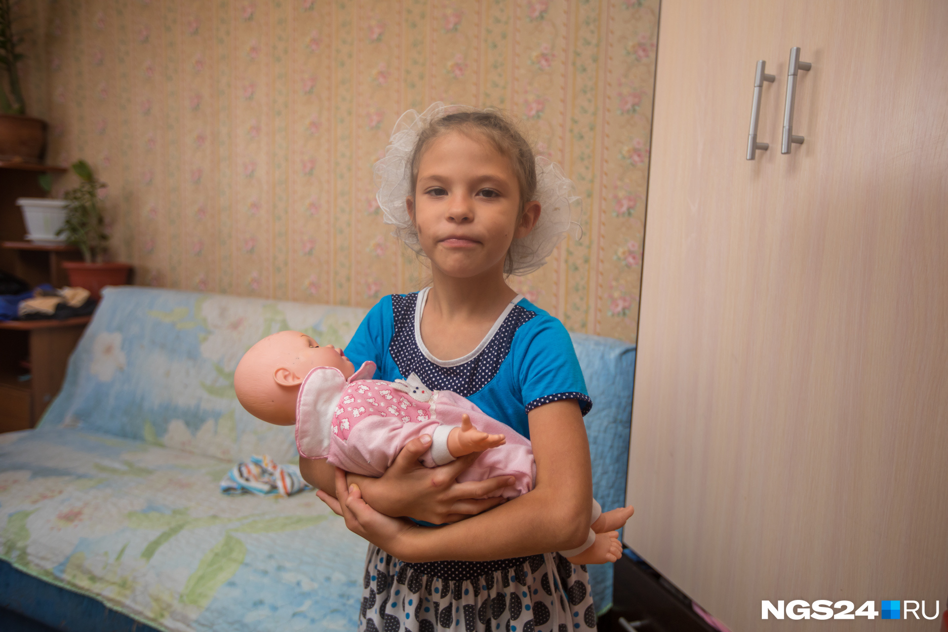 Ева играет с куклой. Все дети знают, что приоритет в семье отдаётся самому маленькому Ева играет с куклой. Все дети знают, что приоритет в семье отдаётся самому маленькому