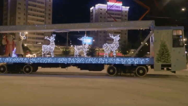 В Красноярске трамвай превратили в повозку Деда Мороза
