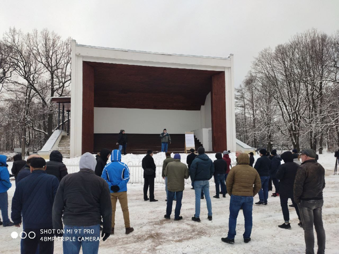 Участники бойкотов собираются в определенных местах и договариваются о дальнейших действиях Участники бойкотов собираются в определенных местах и договариваются о дальнейших действиях