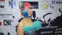 Фото: в Новосибирске показали причёски всех цветов радуги и рисунки на полуобнажённых телах