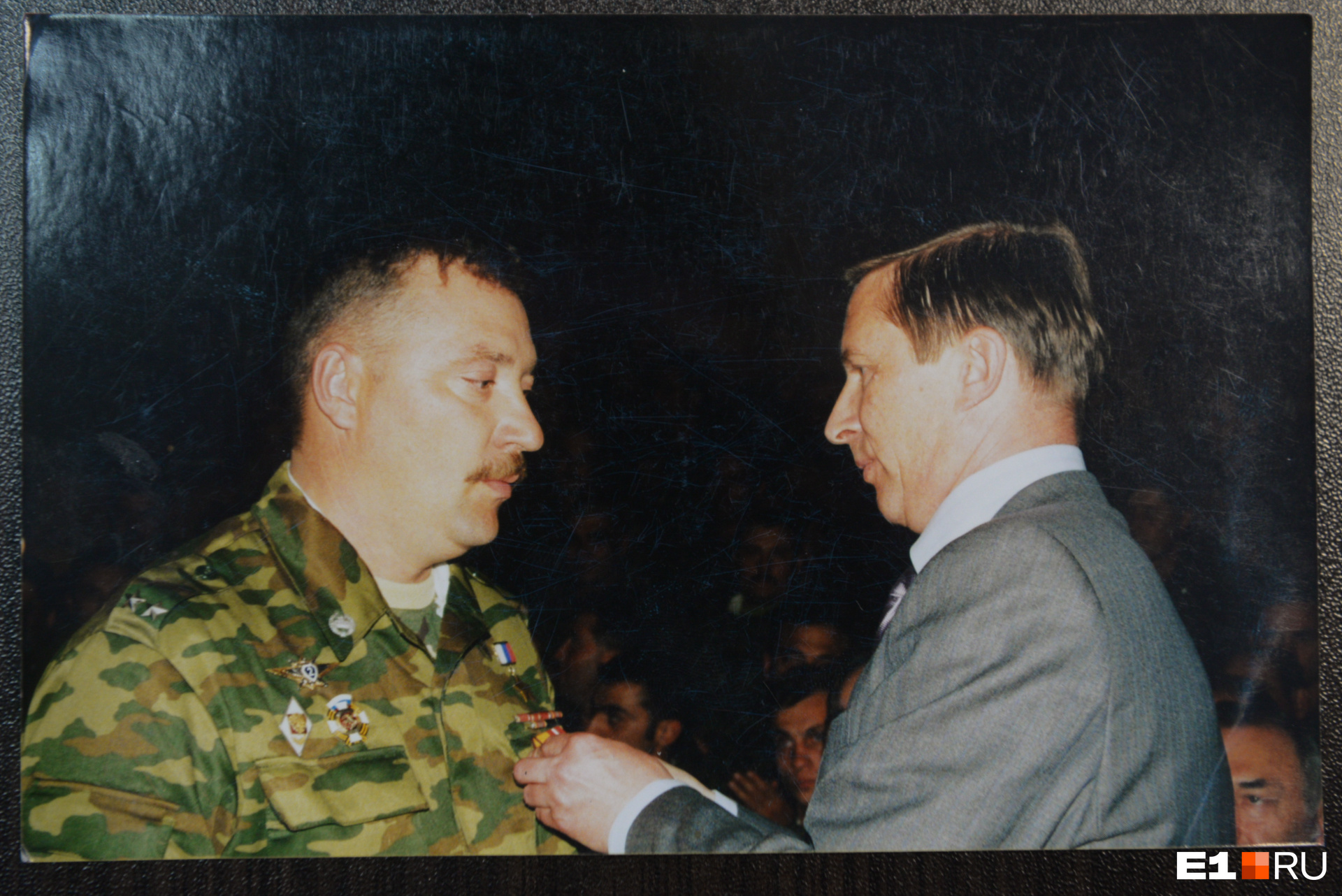 — Вот
министр обороны Иванов мне медаль вручает, — сказал Шадрин
