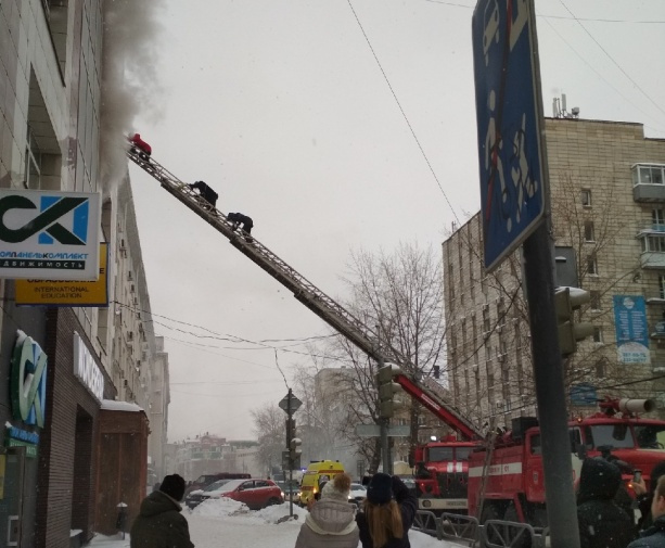 Людей эвакуировали по лестнице Людей эвакуировали по лестнице