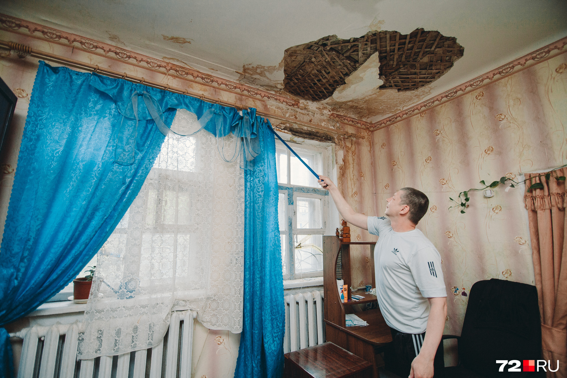 Потолок обвалился в квартире Сергея в двух комнатах. Такая же ситуация у соседей