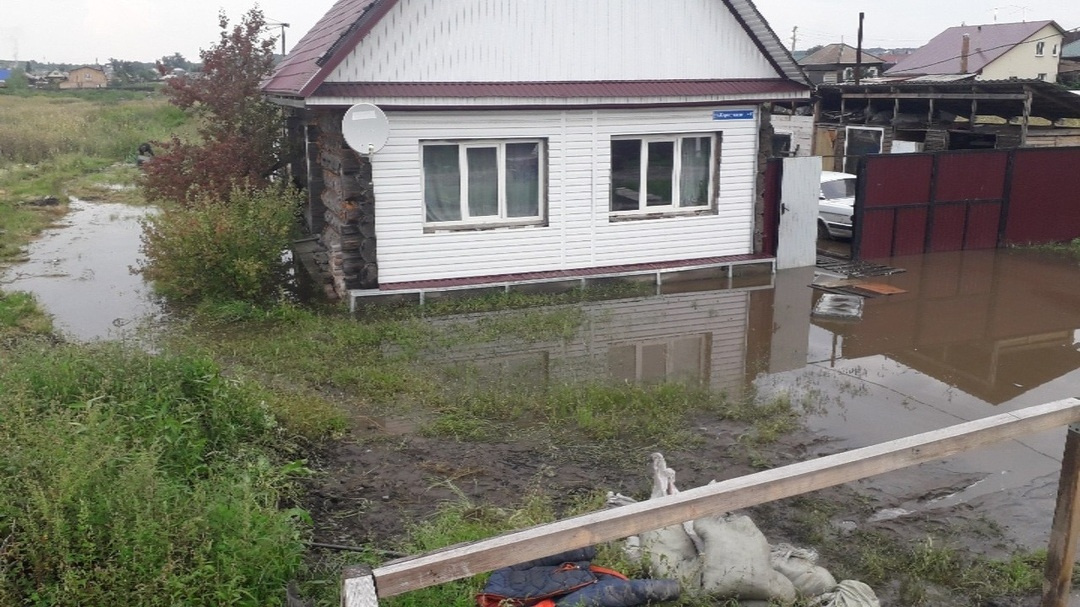 Вода дошла до подполья домов и огородов Вода дошла до подполья домов и огородов