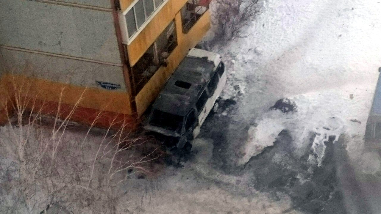 Автомобиль стоял неподалёку от дома Автомобиль стоял неподалёку от дома