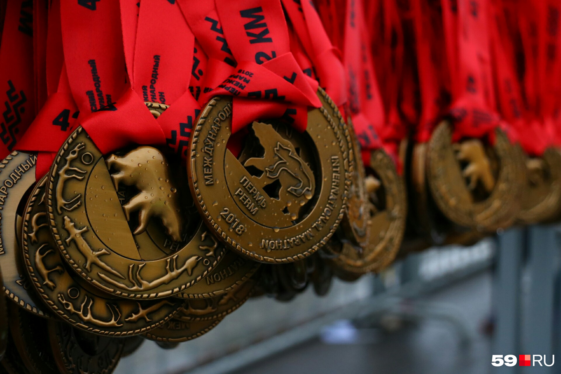 Медали получают все участники марафона 
