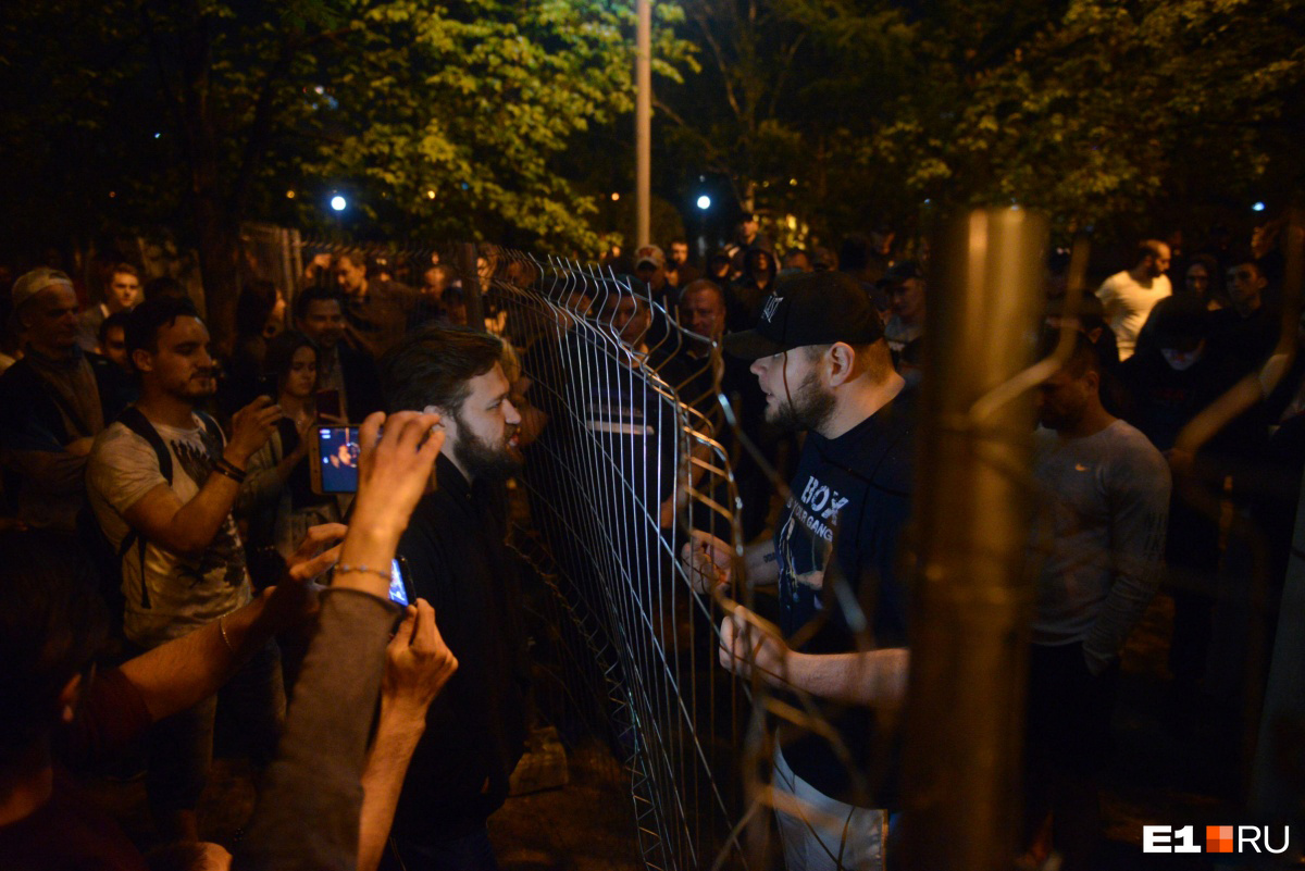 А это первый день протеста: забор охраняют боксеры Академии РМК