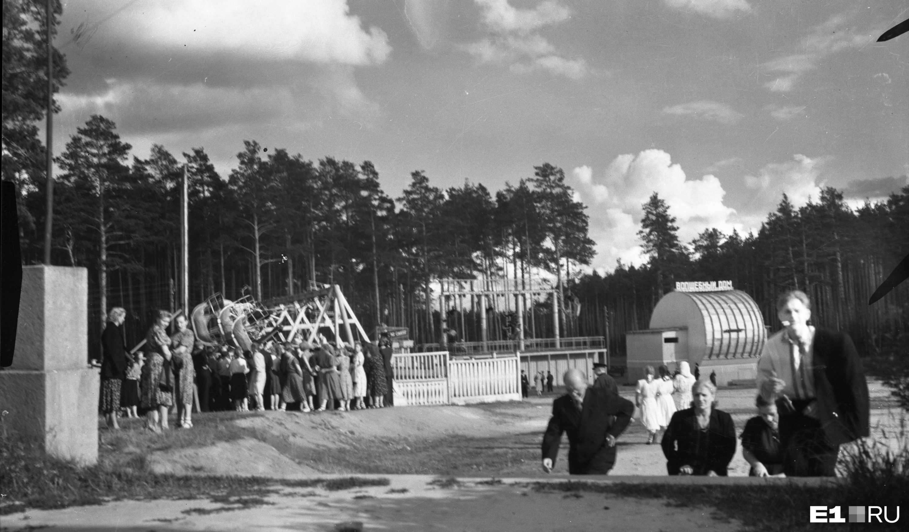 Площадь аттракционов в Центральном парке культуры и
отдыха. 1955 год