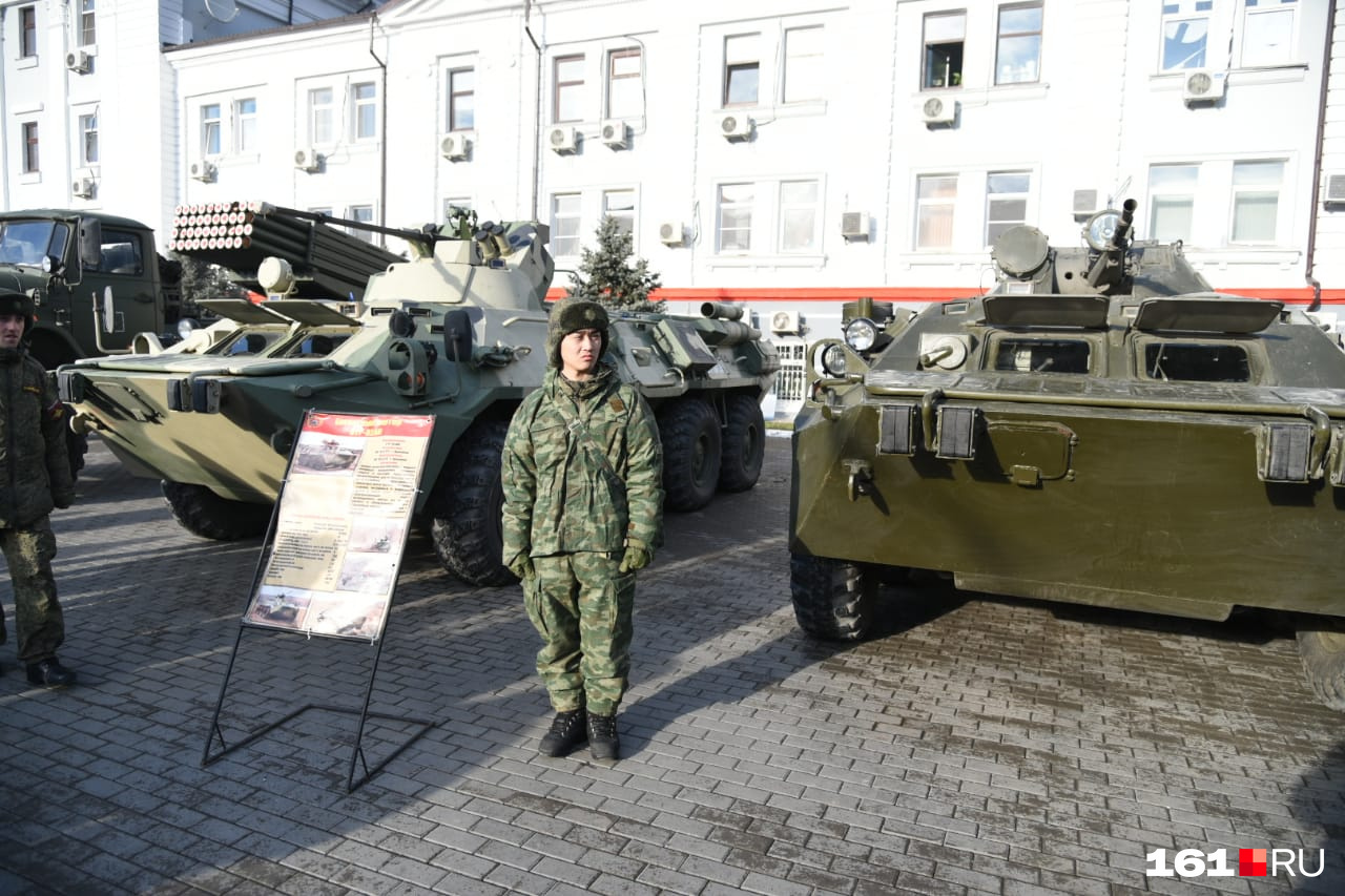 Российская
военная техника стояла на перроне еще
до прибытия поезда Российская
военная техника стояла на перроне еще
до прибытия поезда