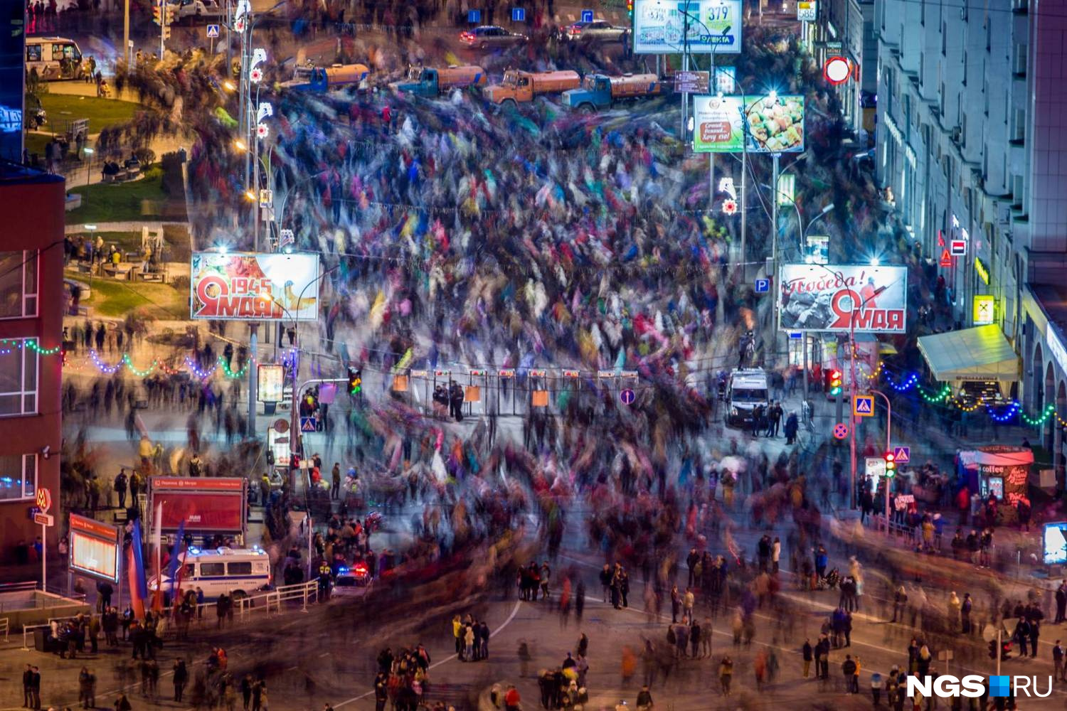 Толпы новосибирцев, устремившихся к остановкам после фейерверка в День Победы