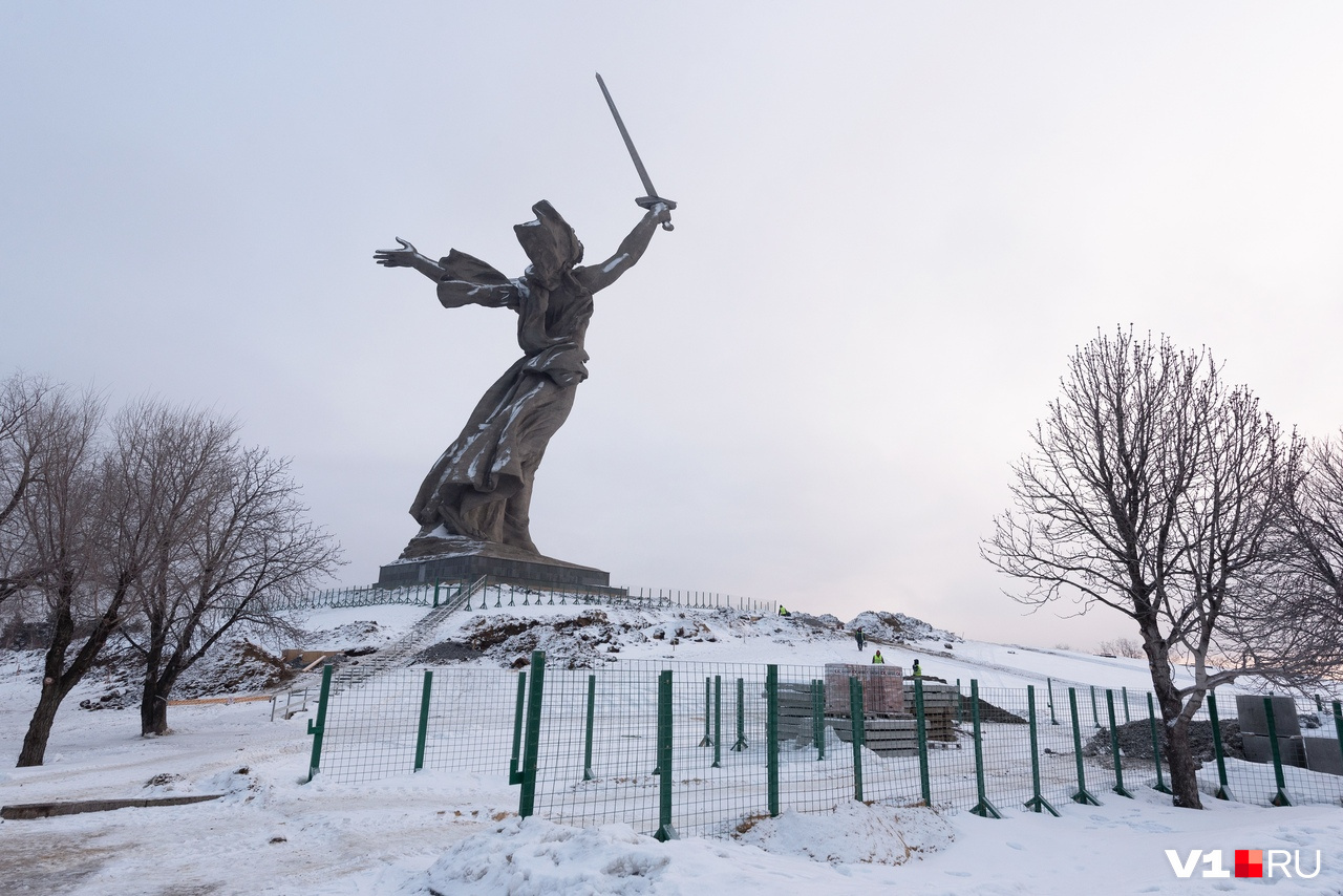 Татами волгоград. Памятник Родина мать в Риге. Родина мать Краснодар. Мамаев Курган Родина мать. Родина мать Прибельский.