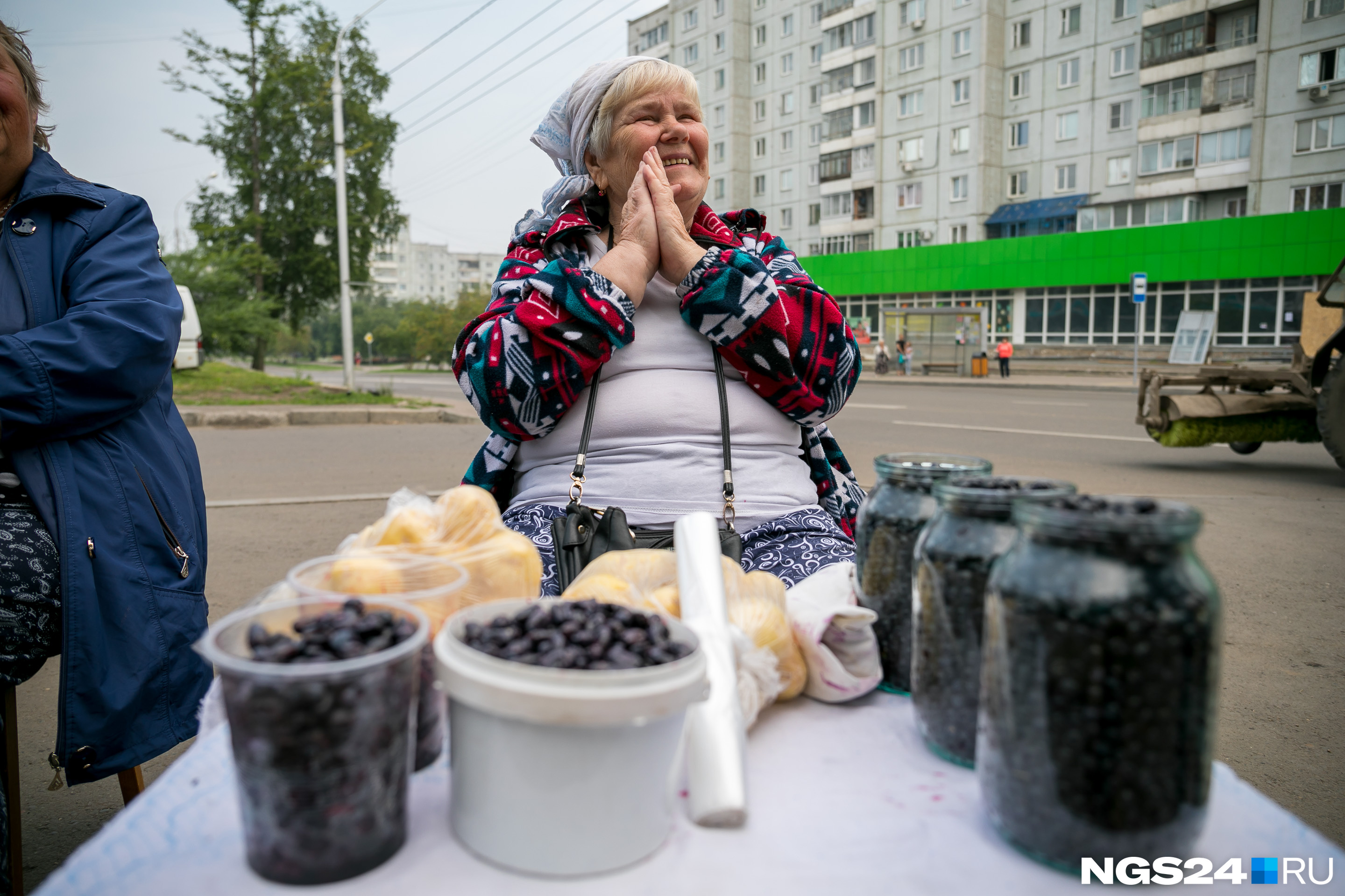 В продаже у бабушки — жимолость, черника и молодая картошка. Все — от 100 до 200 рублей