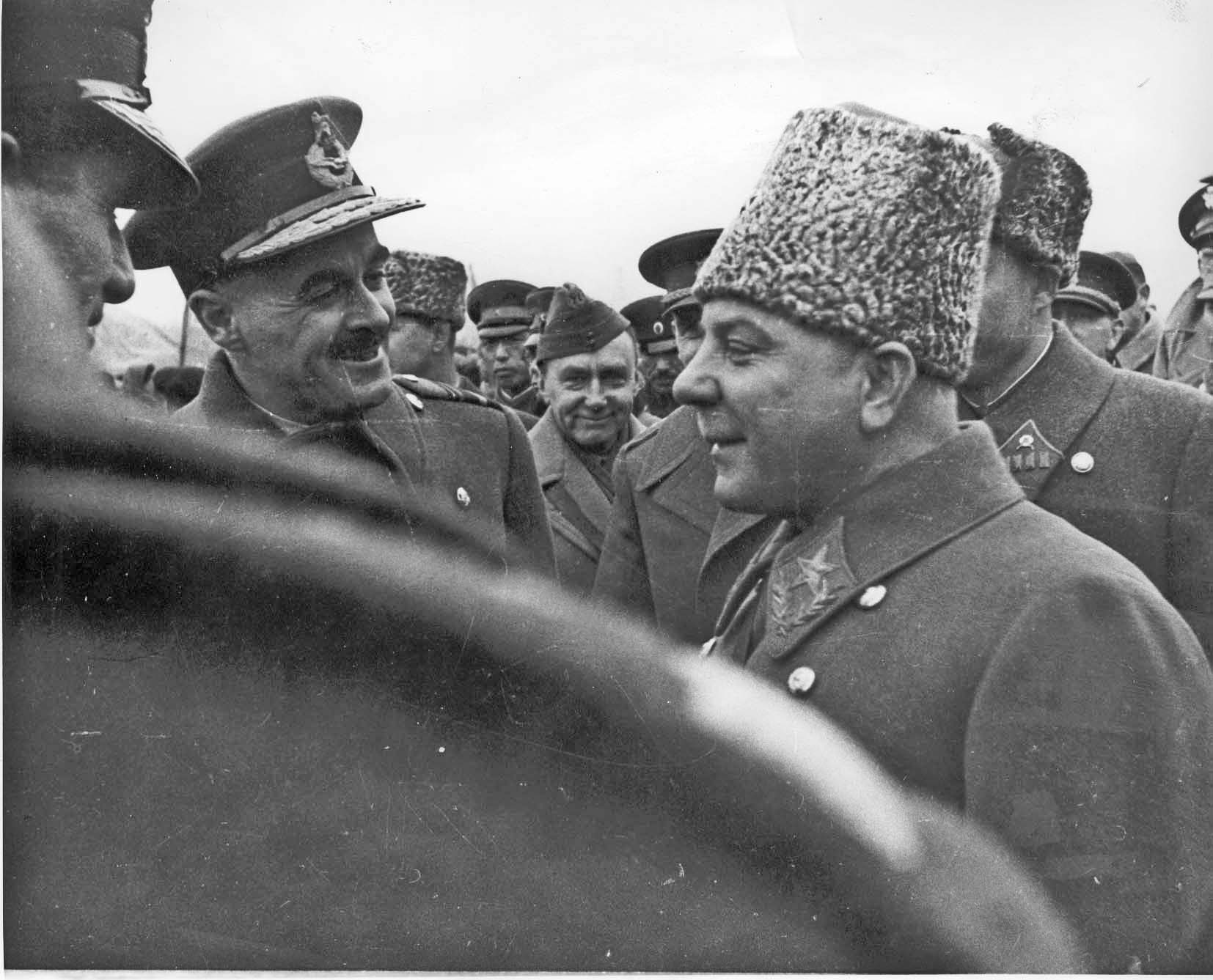 Куйбышев 7 ноября 1941 года. Куйбышев парад 7 ноября 1941 года. Маршал Ворошилов и Калинин на трибуне 7 ноября 1941.