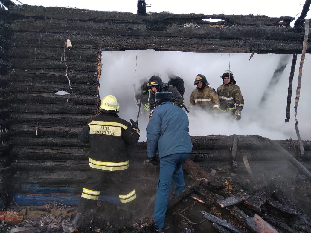 Сегодня спасатели приезжали на пожарище повторно — потушить с первого раза не удалось Сегодня спасатели приезжали на пожарище повторно — потушить с первого раза не удалось