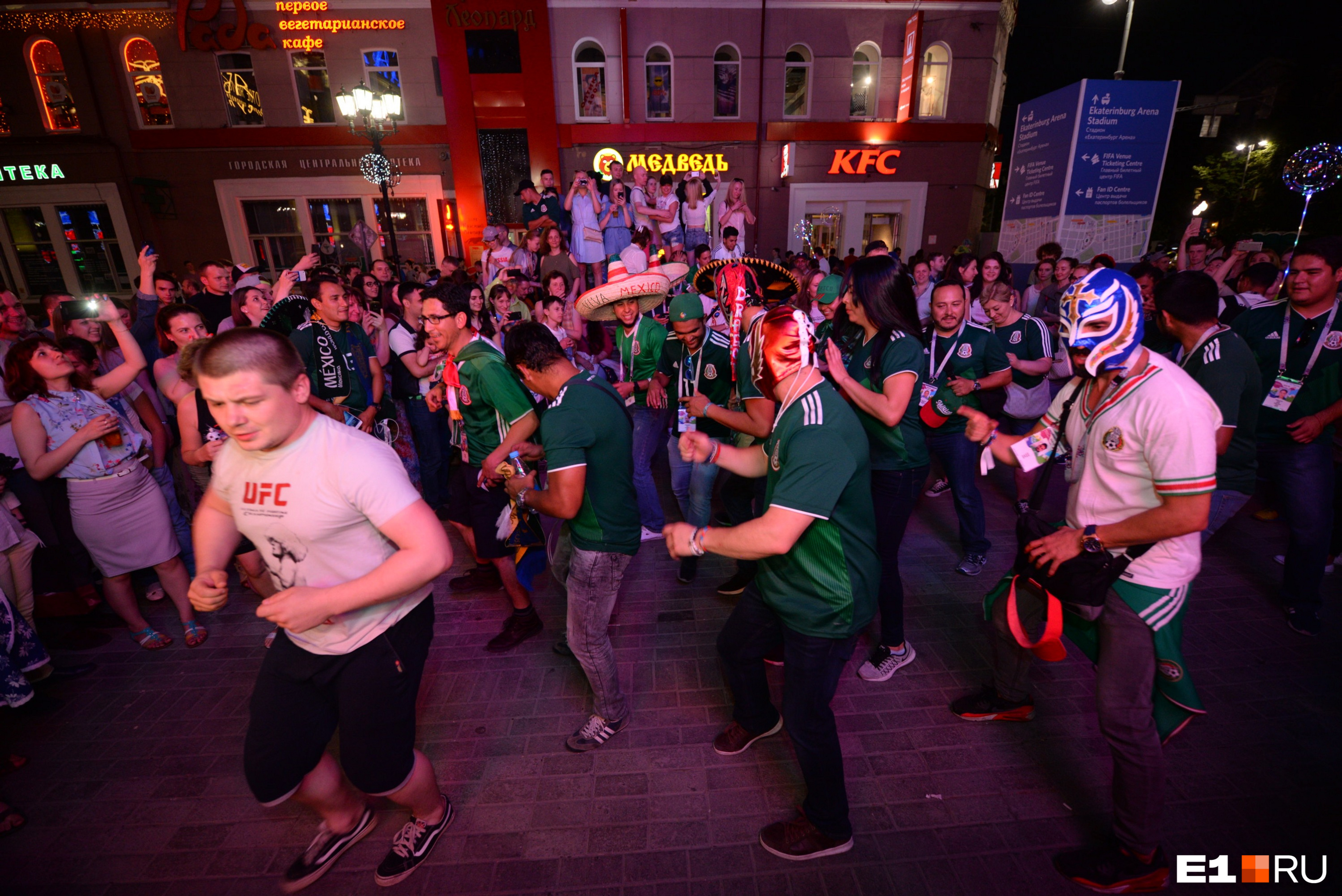 Мексиканцы танцевали в масках своих кумиров — рестлеров