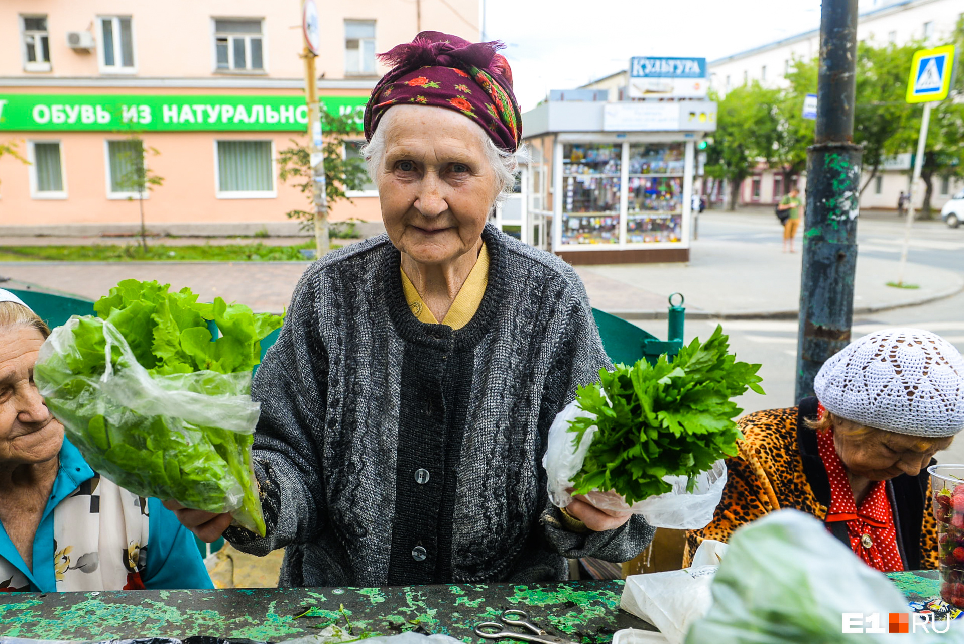 Галине Владимировне 84 года, ей торговля заменяет посиделки на лавочке (или соцсеть)