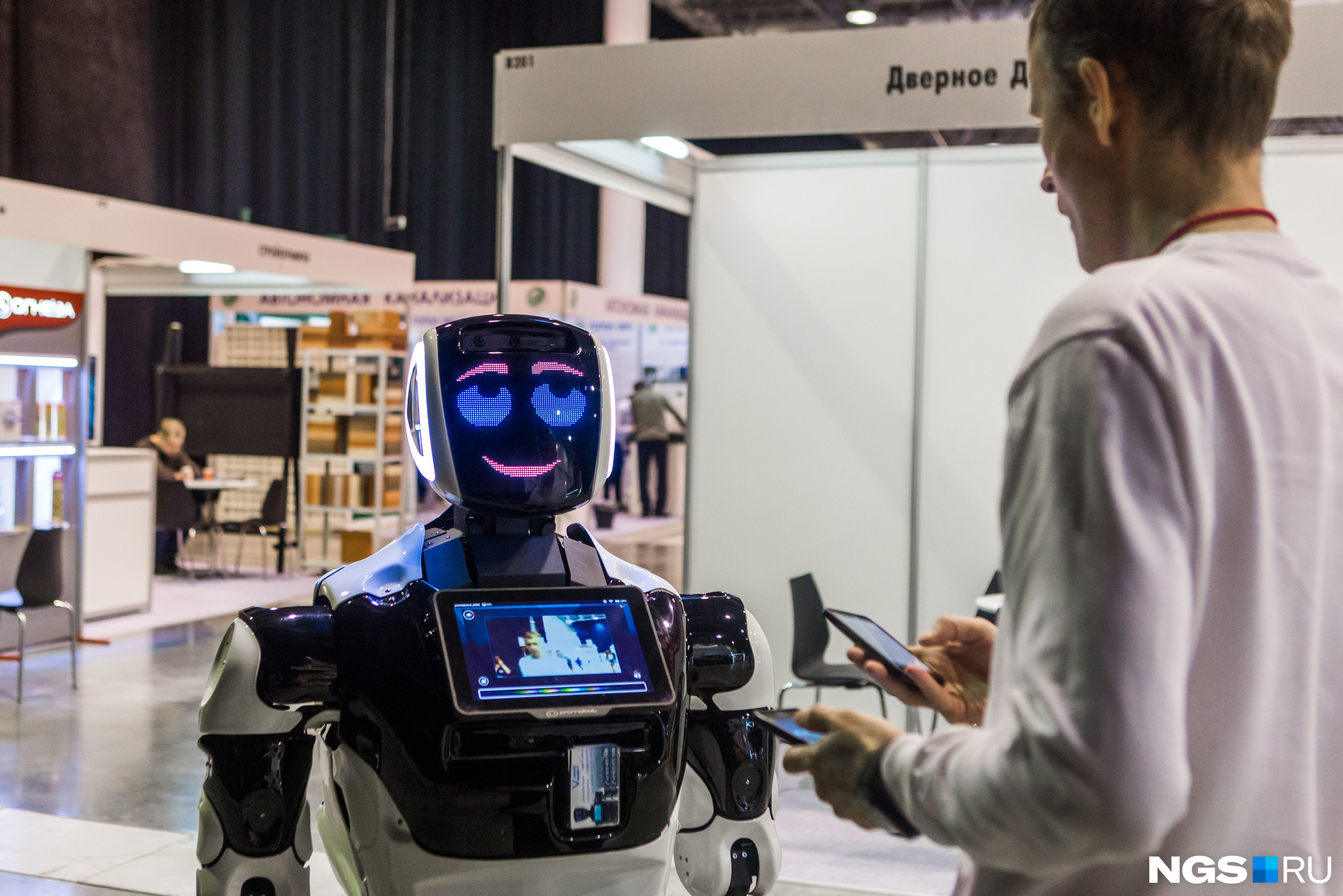 Гостей на выставке встречал робот — тоже инновация