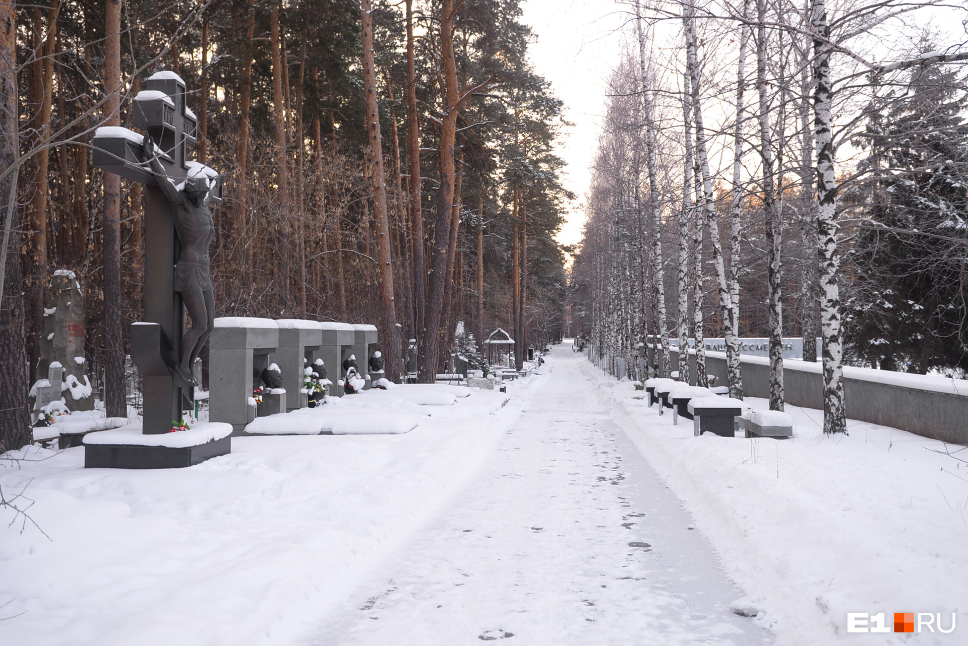 Многие называют это место на Широкореченском кладбище «аллеей 90-х». Некоторые памятники создал известный скульптор Геворг Геворкян