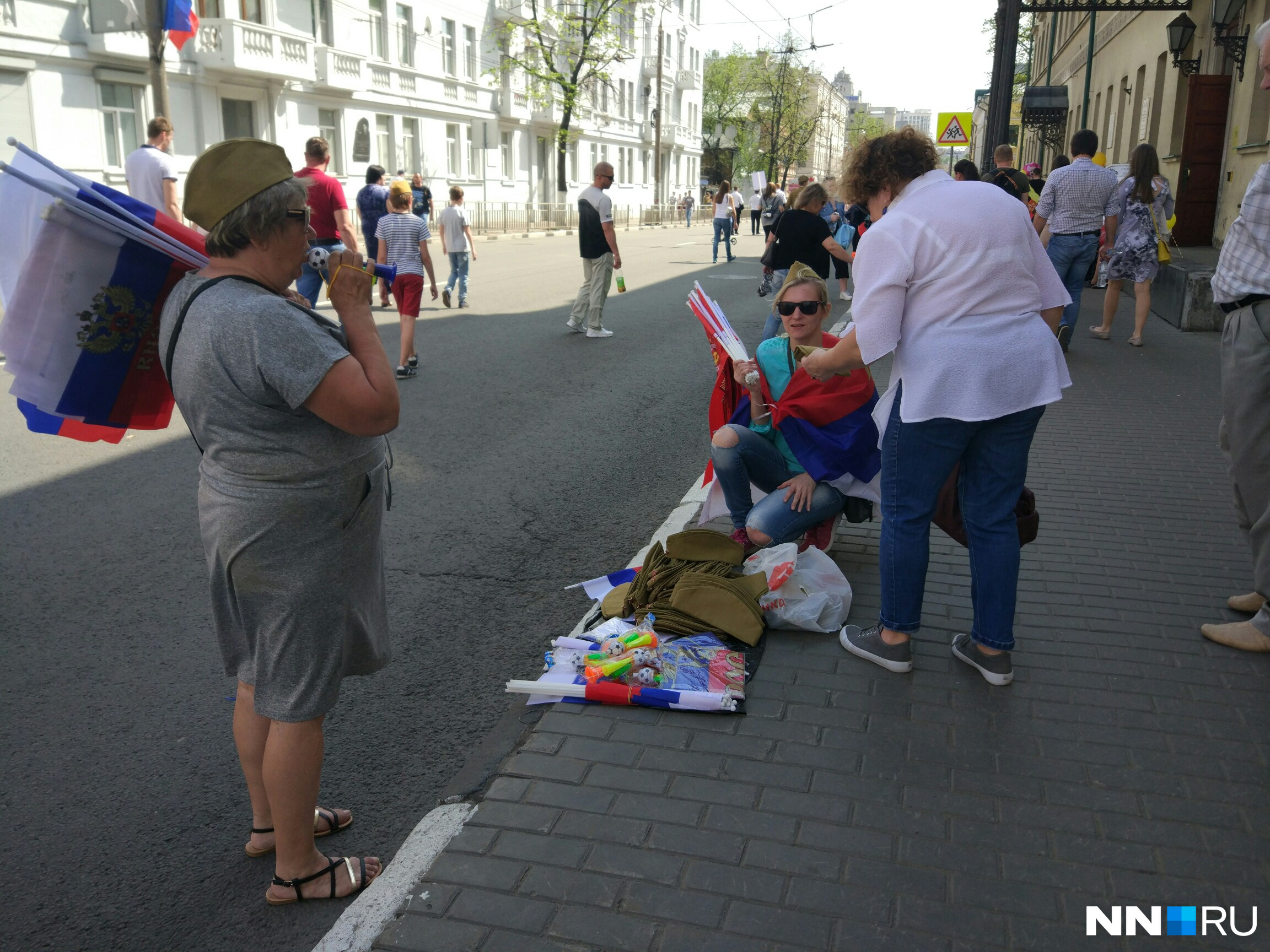 9 мая пользуются спросом пилотки и флаги. Торговля развернулась прямо на тротуаре 9 мая пользуются спросом пилотки и флаги. Торговля развернулась прямо на тротуаре