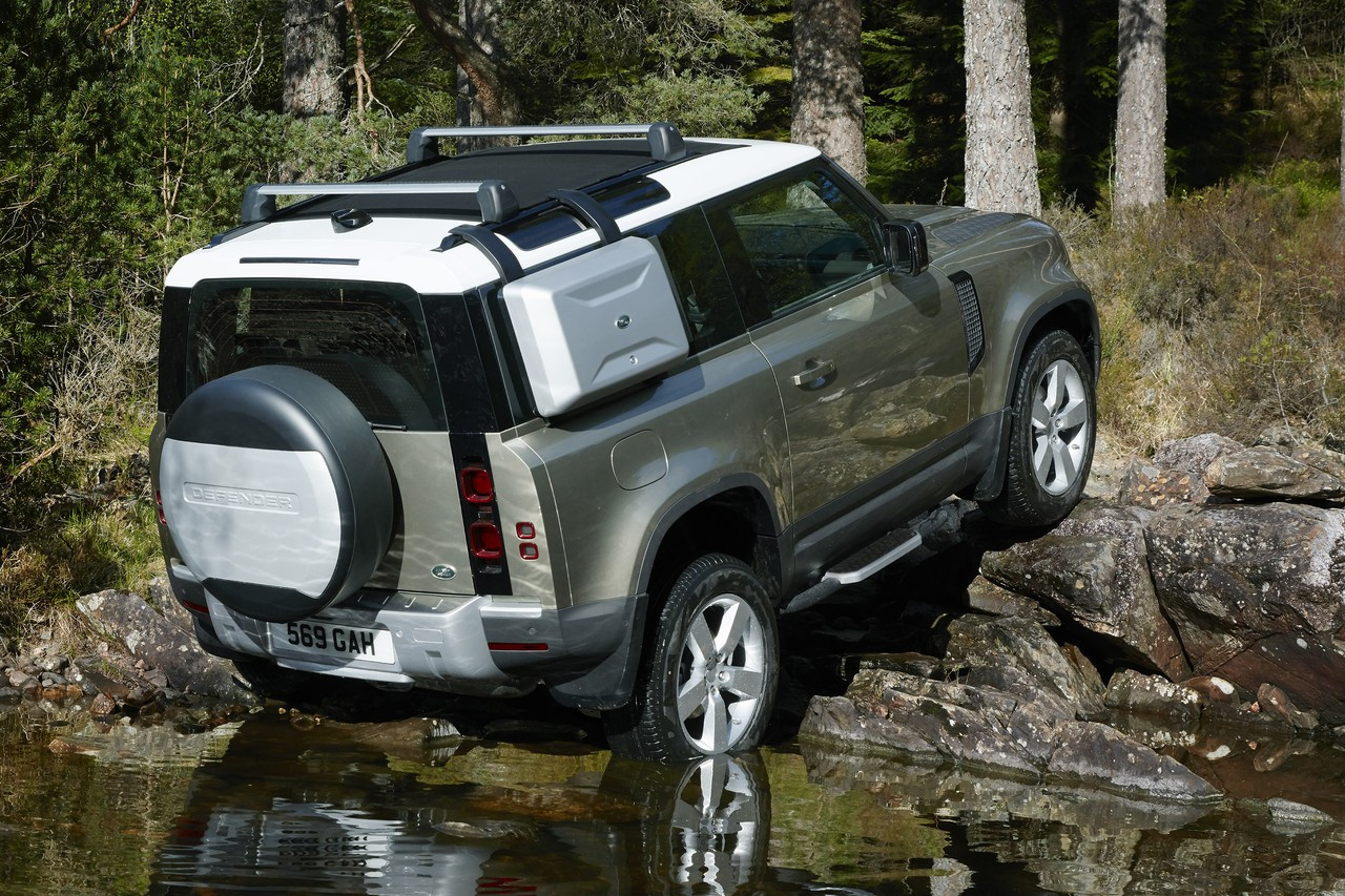 Land Rover Defender как и прежде можно заказать в трёх- или пятидверном исполнении, причём даже короткий «Деф» может быть шестиместным — три человека садятся на переднее сиденье Land Rover Defender как и прежде можно заказать в трёх- или пятидверном исполнении, причём даже короткий «Деф» может быть шестиместным — три человека садятся на переднее сиденье