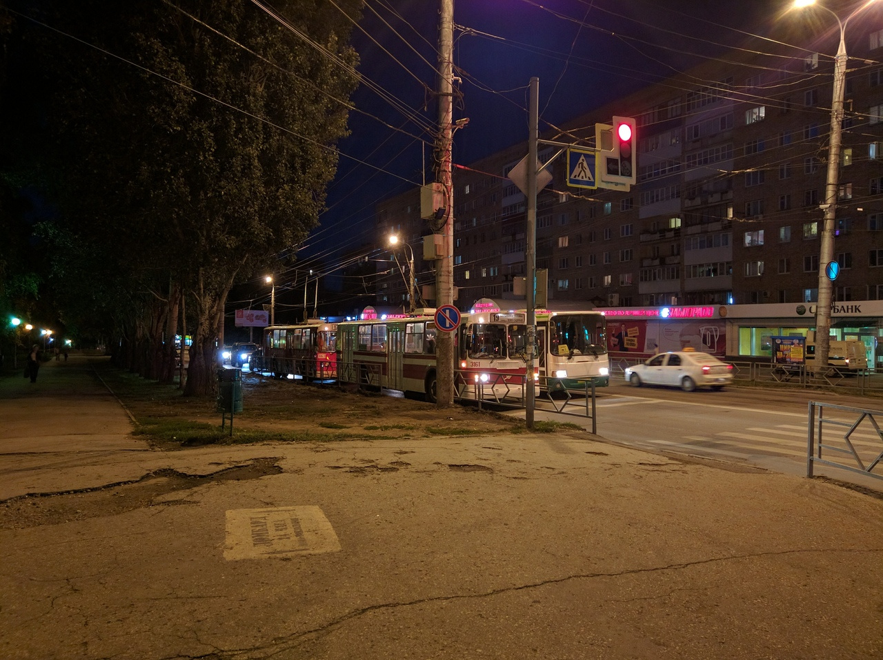 Водителям троллейбусов пришлось встать недалеко от перекрестка