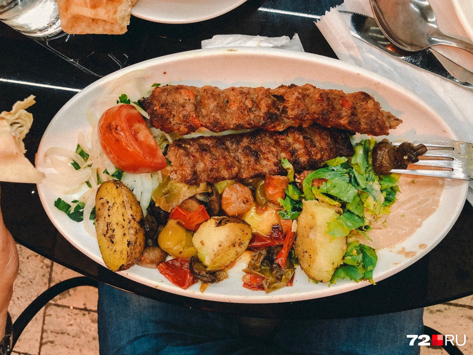 Накормят вкусно, красным-белым угостят тех, кто старше 18, не переживайте Накормят вкусно, красным-белым угостят тех, кто старше 18, не переживайте