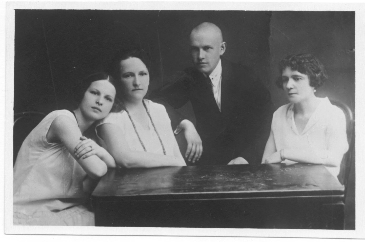 Павел Мочалов с сестрой Ксенией, матерью (слева) и неизвестной (справа) в 20-х годах XX века Павел Мочалов с сестрой Ксенией, матерью (слева) и неизвестной (справа) в 20-х годах XX века