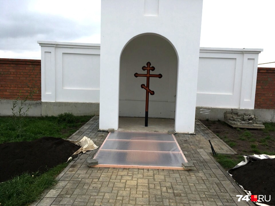 Под плёнкой на фото — ямка. В ней, предположительно, и планируют разместить мощи Под плёнкой на фото — ямка. В ней, предположительно, и планируют разместить мощи