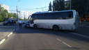 Перегородил дорогу: на проспекте Кирова столкнулись туристический автобус и KIA Rio