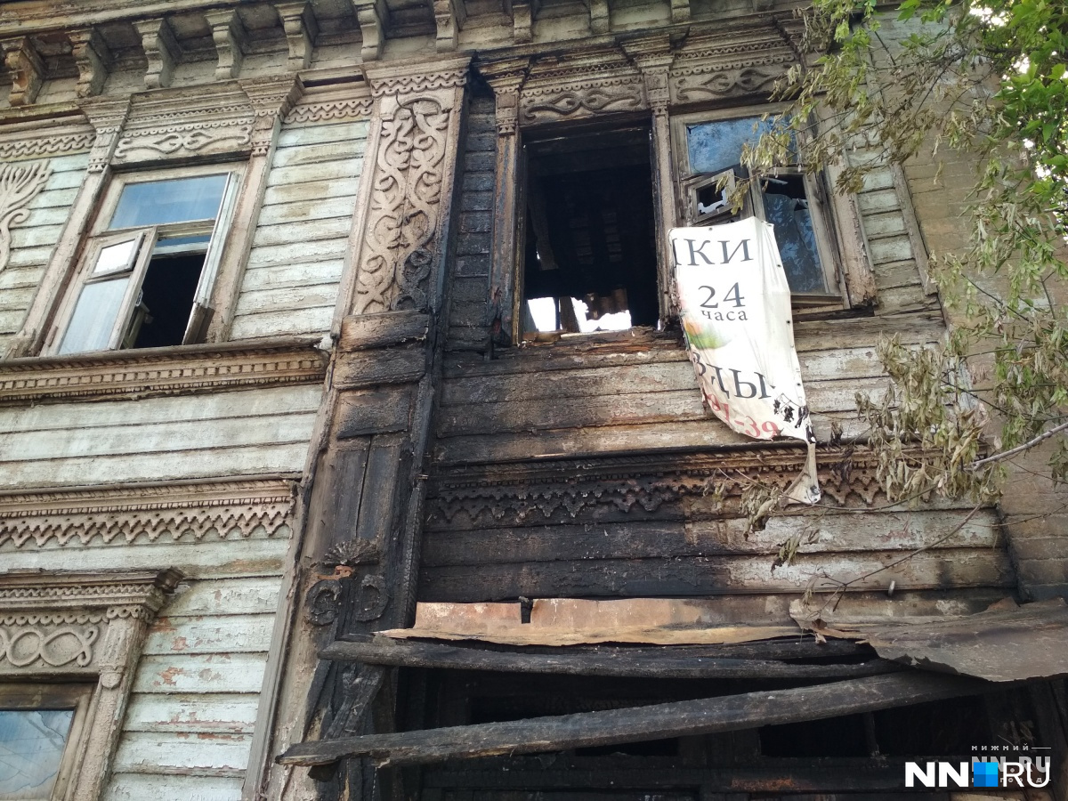 В центре Нижнего продолжает гореть историческая застройка В центре Нижнего продолжает гореть историческая застройка
