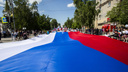 По Красному проспекту пронесли огромный флаг России