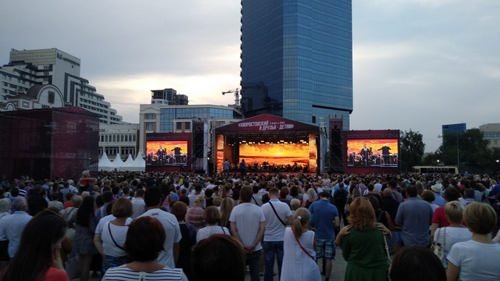 Смотрим и слушаем: каким красноярцы увидели концерт памяти Хворостовского