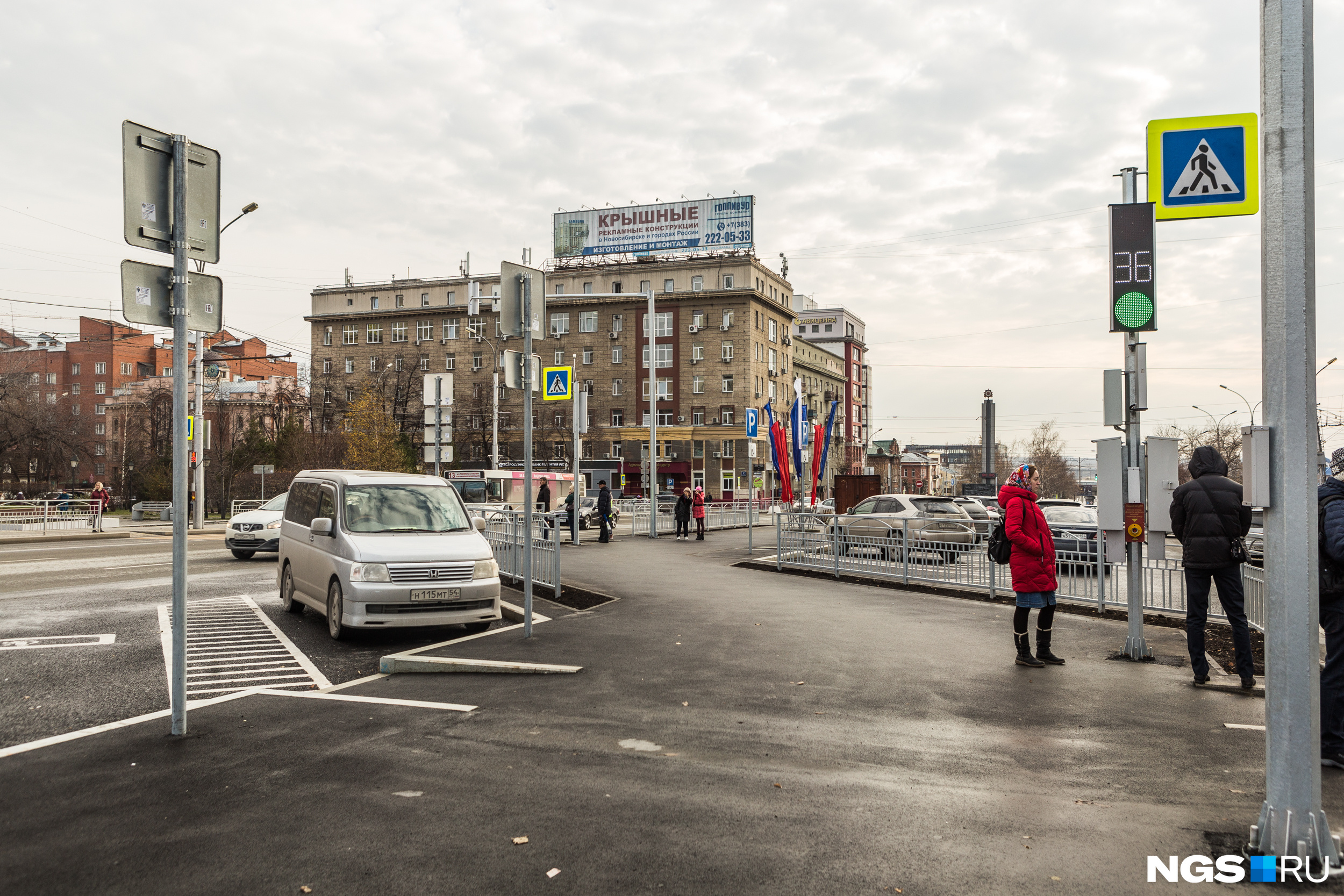 После пр. Улица с парковками посередине. Парковка посередине. Парковка посередине дороги. Красный проспект до и после.