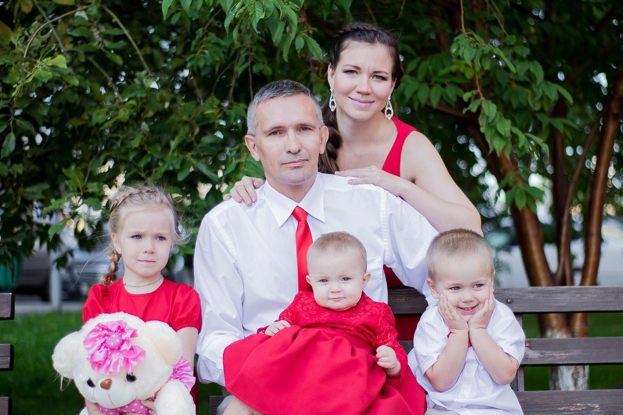 Екатерина Гавриленко родила троих детей дома с мужем